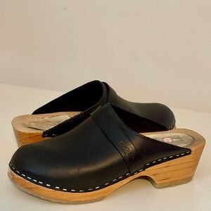 Maguba black clogs